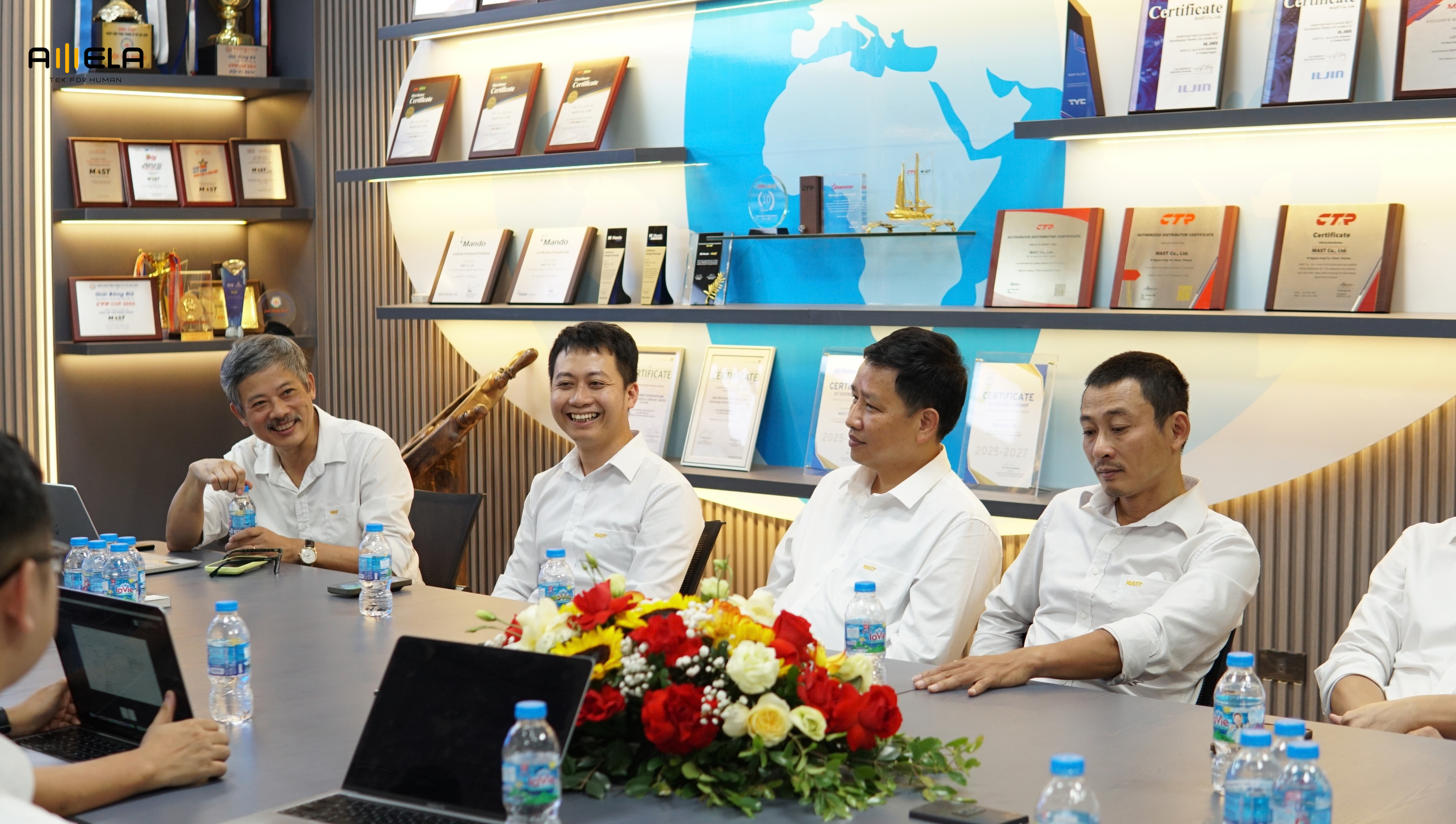 Khoảnh khắc giao lưu và trao đổi giữa đại diện AMELA và MAST.